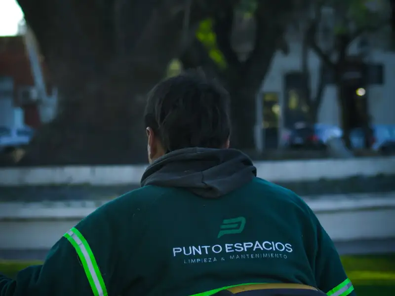 Operario de Punto Espacios con uniforme