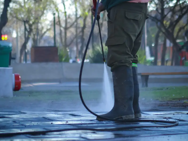 Hidrolavado de veredas y superficies