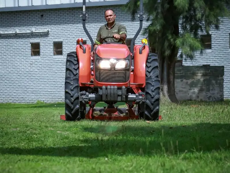 Tractor rojo en parque industrial