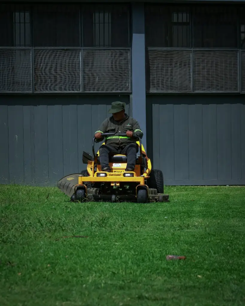 Operario de Punto Espacios con cortadora en un parque