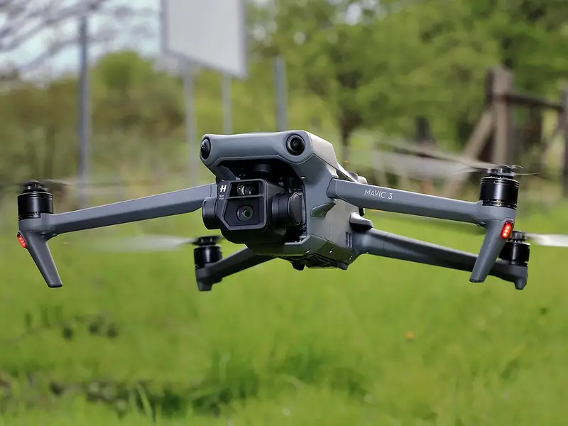 Dron DJI Mavic 3 en vuelo sobre un espacio verde